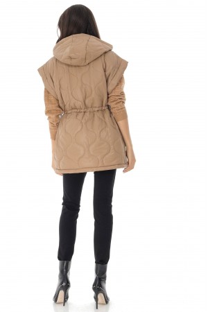 Oversized gilet Aimelia JR577 in Camel with an attached hood.