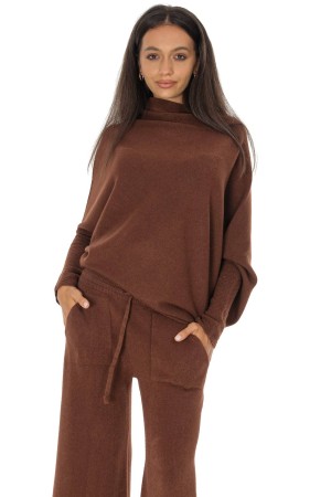 Cozy Women’s Sweater with Asymmetric Cut Brown BR2911 Cozy Women’s Sweater with Asymmetric Cut Brown BR2911