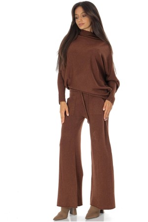 Cozy Women’s Sweater with Asymmetric Cut Brown BR2911 Cozy Women’s Sweater with Asymmetric Cut Brown BR2911