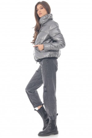 Short Puffer Jacket, Aimelia Jr553 in Silver Grey with a high collar design and pockets.